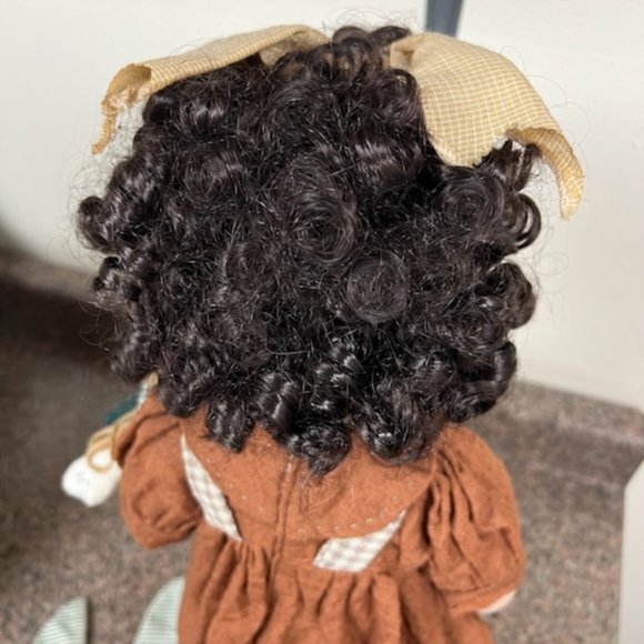 Porcelain doll holding a baby doll - Picture 4 of 11